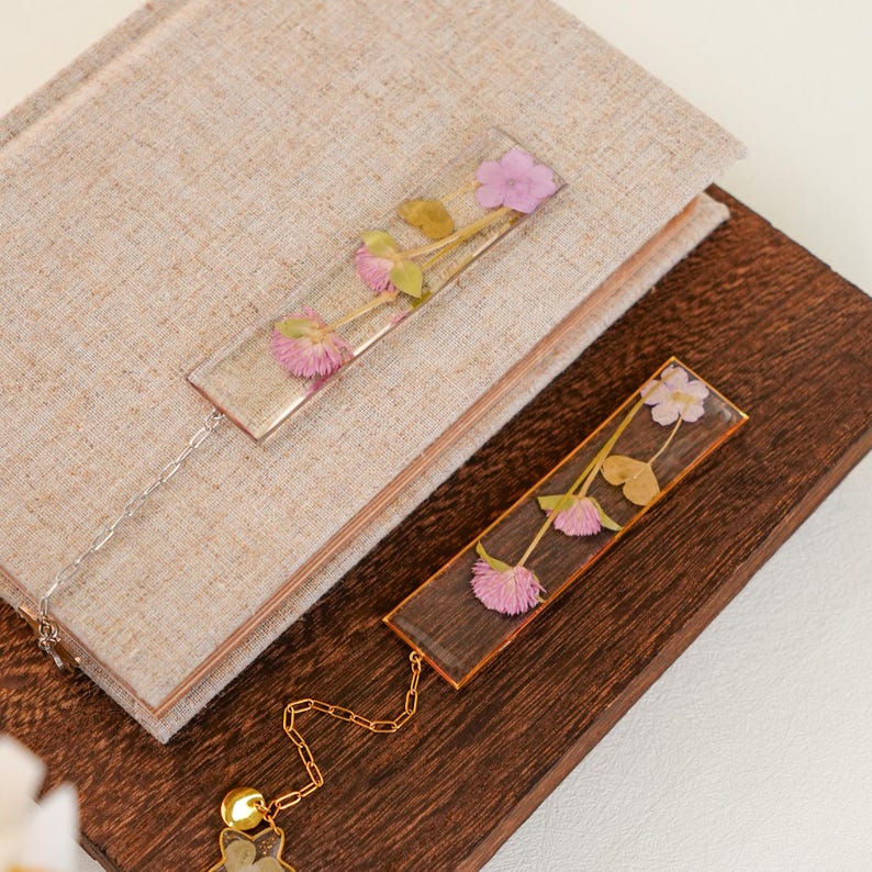 Lesezeichen mit echten getrockneten Blumen und Kleeblatt-Anhänger, Harz-Botanik-Lesezeichen mit Initiale, Geschenk für Buchliebhaber