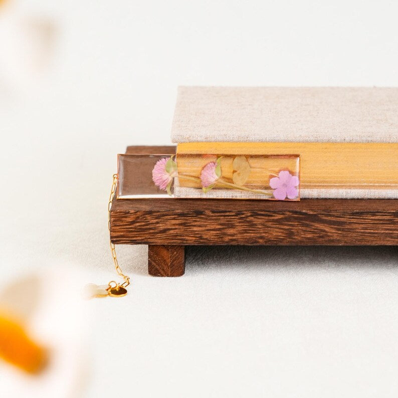 Lesezeichen mit echten getrockneten Blumen und Kleeblatt-Anhänger, Harz-Botanik-Lesezeichen mit Initiale, Geschenk für Buchliebhaber