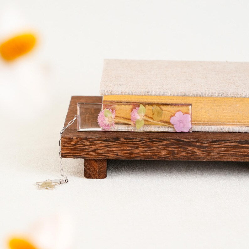 Lesezeichen mit echten getrockneten Blumen und Kleeblatt-Anhänger, Harz-Botanik-Lesezeichen mit Initiale, Geschenk für Buchliebhaber