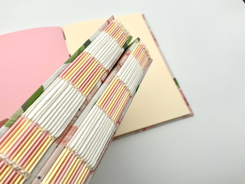 Handgebundenes Notizbuch Skizzenbuch Hardcover Blumendesign Buntes Papier