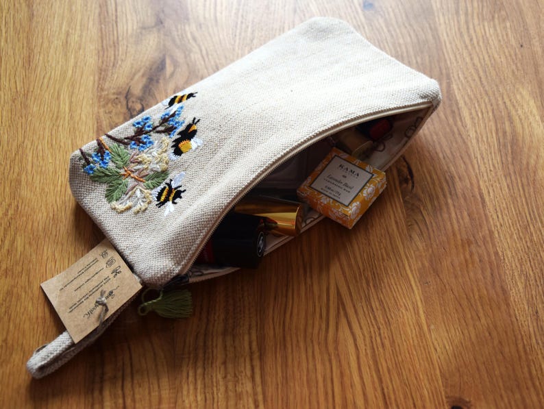 Handbestickte Kosmetiktasche aus Baumwolle und Jute, 25x13x5 cm, mit Bienen- und Blumenmotiv, Reißverschluss, 3 Innentaschen