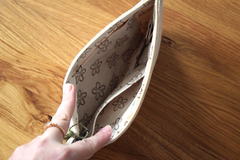Handbestickte Kosmetiktasche aus Baumwolle und Jute, 25x13x5 cm, mit Bienen- und Blumenmotiv, Reißverschluss, 3 Innentaschen