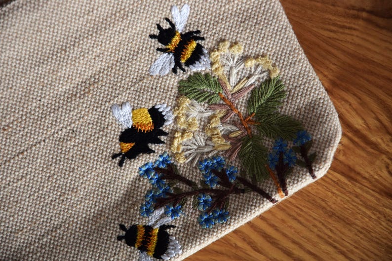 Handbestickte Kosmetiktasche aus Baumwolle und Jute, 25x13x5 cm, mit Bienen- und Blumenmotiv, Reißverschluss, 3 Innentaschen