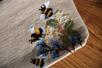 Handbestickte Kosmetiktasche aus Baumwolle und Jute, 25x13x5 cm, mit Bienen- und Blumenmotiv, Reißverschluss, 3 Innentaschen