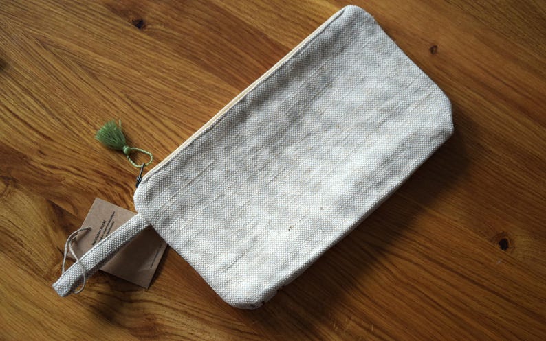 Handbestickte Kosmetiktasche aus Baumwolle und Jute, 25x13x5 cm, mit Bienen- und Blumenmotiv, Reißverschluss, 3 Innentaschen