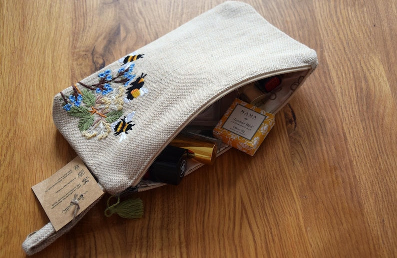 Handbestickte Kosmetiktasche aus Baumwolle und Jute, 25x13x5 cm, mit Bienen- und Blumenmotiv, Reißverschluss, 3 Innentaschen