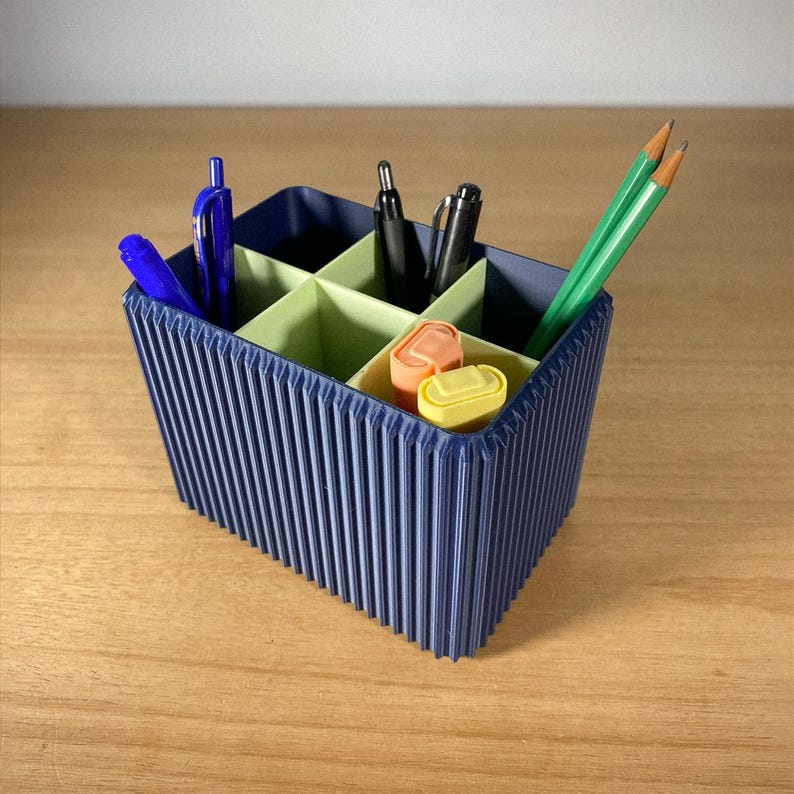 Moderner gerippter Schreibtisch-Organizer – 3D-gedruckter Stiftehalter mit 6 Fächern, Marineblau/Limettengrün, 12,8 x 14,7 x 10 cm