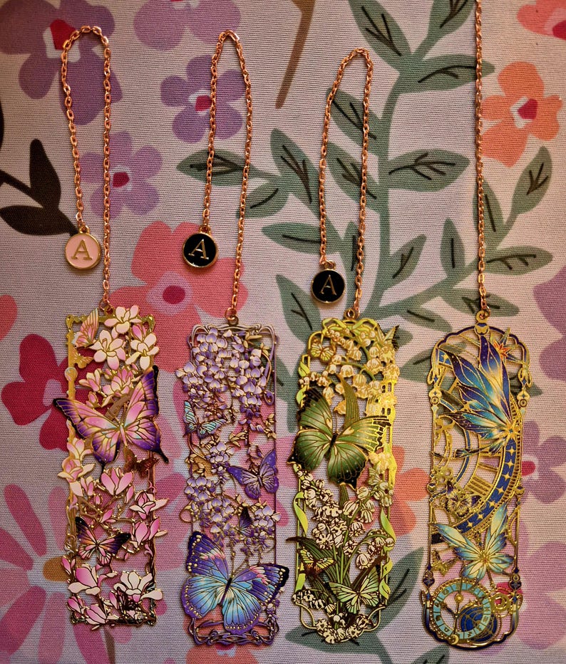 Lesezeichen aus Metall mit Schmetterlings- und Blumenmotiv, Initialenanhänger, elegantes Lesebändchen für Bücherliebhaber
