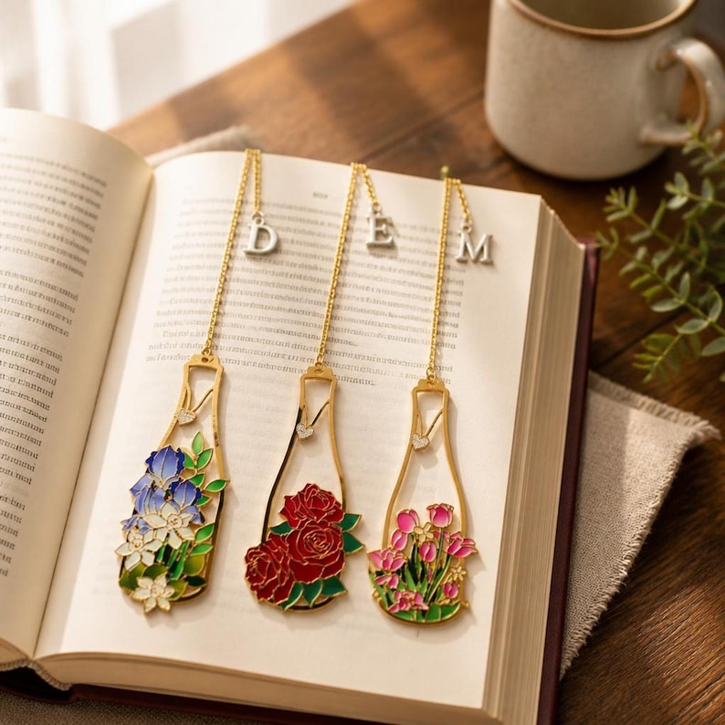 Lesezeichen aus Metall mit floralem Blumenvasen-Design und Initialen-Anhänger, wiederverwendbar für Bücher und Zeitschriften