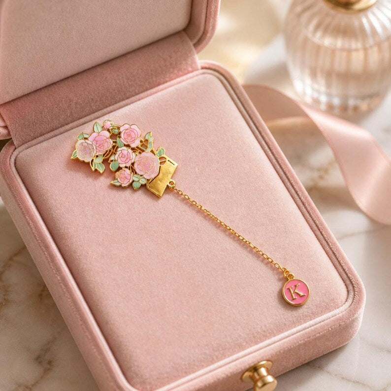 Florales Lesezeichen aus goldfarbenem Emaille mit Initialenanhänger – Lesezeichen für Bücherliebhaber
