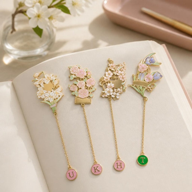 Florales Lesezeichen aus goldfarbenem Emaille mit Initialenanhänger – Lesezeichen für Bücherliebhaber