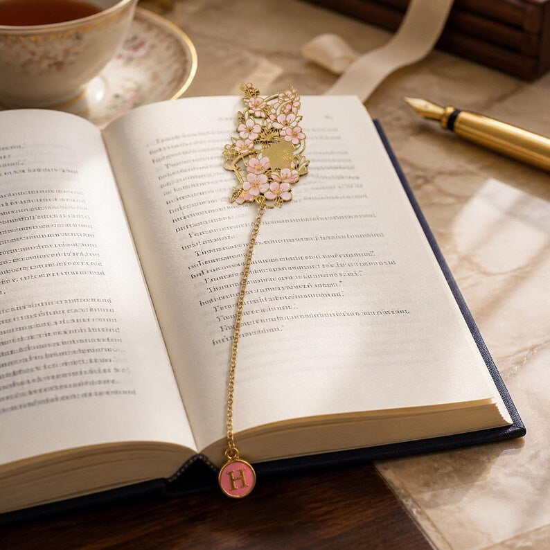 Florales Lesezeichen aus goldfarbenem Emaille mit Initialenanhänger – Lesezeichen für Bücherliebhaber