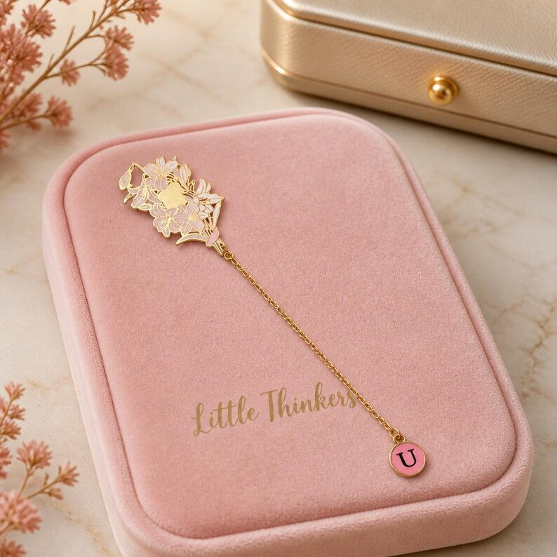 Florales Lesezeichen aus goldfarbenem Emaille mit Initialenanhänger – Lesezeichen für Bücherliebhaber