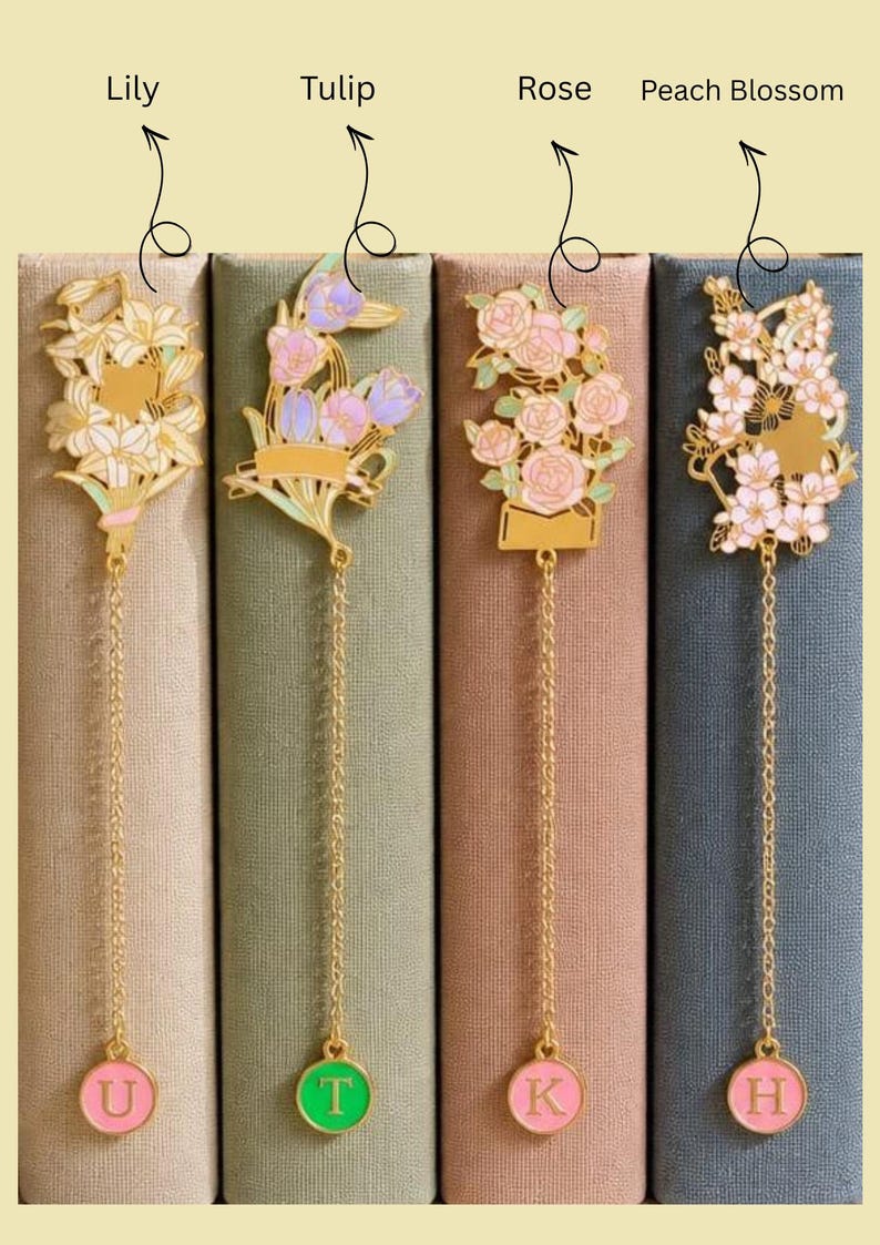Florales Lesezeichen aus goldfarbenem Emaille mit Initialenanhänger – Lesezeichen für Bücherliebhaber