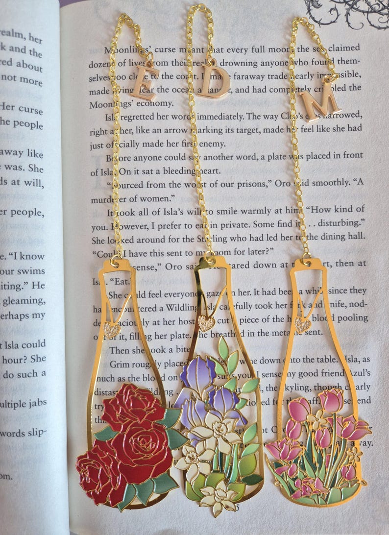 Lesezeichen aus Metall mit floralem Blumenvasen-Design und Initialen-Anhänger, wiederverwendbar für Bücher und Zeitschriften