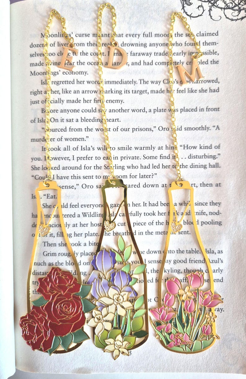 Lesezeichen aus Metall mit floralem Blumenvasen-Design und Initialen-Anhänger, wiederverwendbar für Bücher und Zeitschriften