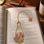 Lesezeichen aus Metall mit floralem Blumenvasen-Design und Initialen-Anhänger, wiederverwendbar für Bücher und Zeitschriften
