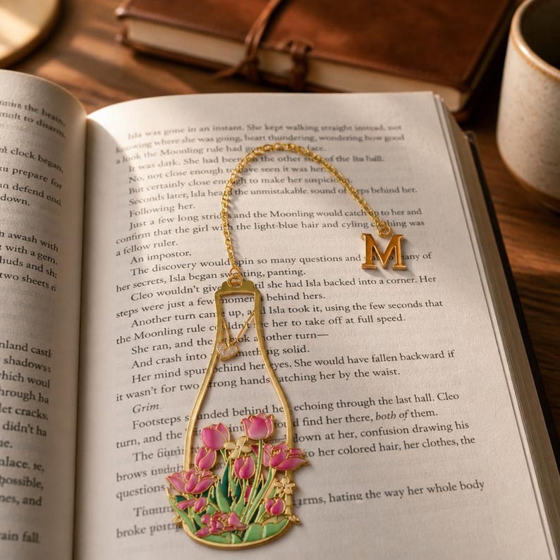 Lesezeichen aus Metall mit floralem Blumenvasen-Design und Initialen-Anhänger, wiederverwendbar für Bücher und Zeitschriften