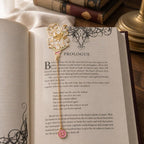 Florales Lesezeichen aus goldfarbenem Emaille mit Initialenanhänger – Lesezeichen für Bücherliebhaber