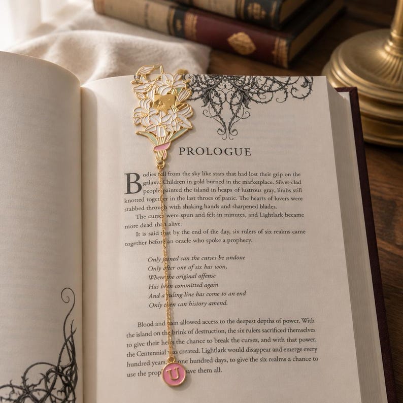 Florales Lesezeichen aus goldfarbenem Emaille mit Initialenanhänger – Lesezeichen für Bücherliebhaber