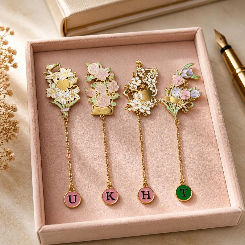 Florales Lesezeichen aus goldfarbenem Emaille mit Initialenanhänger – Lesezeichen für Bücherliebhaber