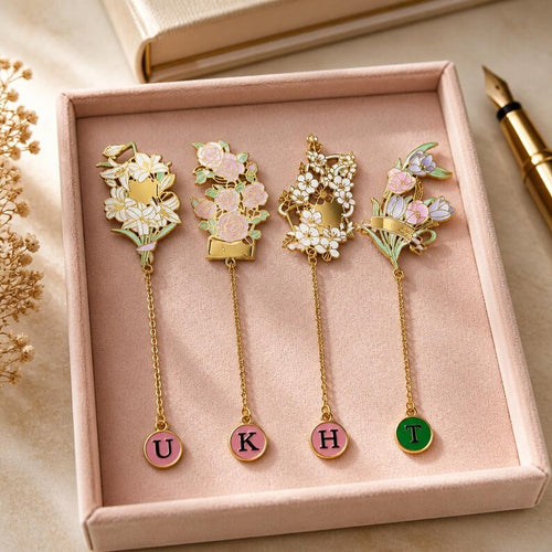 Florales Lesezeichen aus goldfarbenem Emaille mit Initialenanhänger – Lesezeichen für Bücherliebhaber