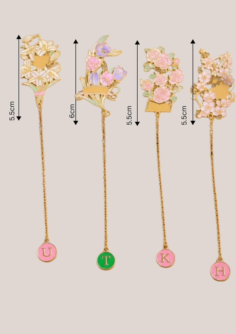 Florales Lesezeichen aus goldfarbenem Emaille mit Initialenanhänger – Lesezeichen für Bücherliebhaber