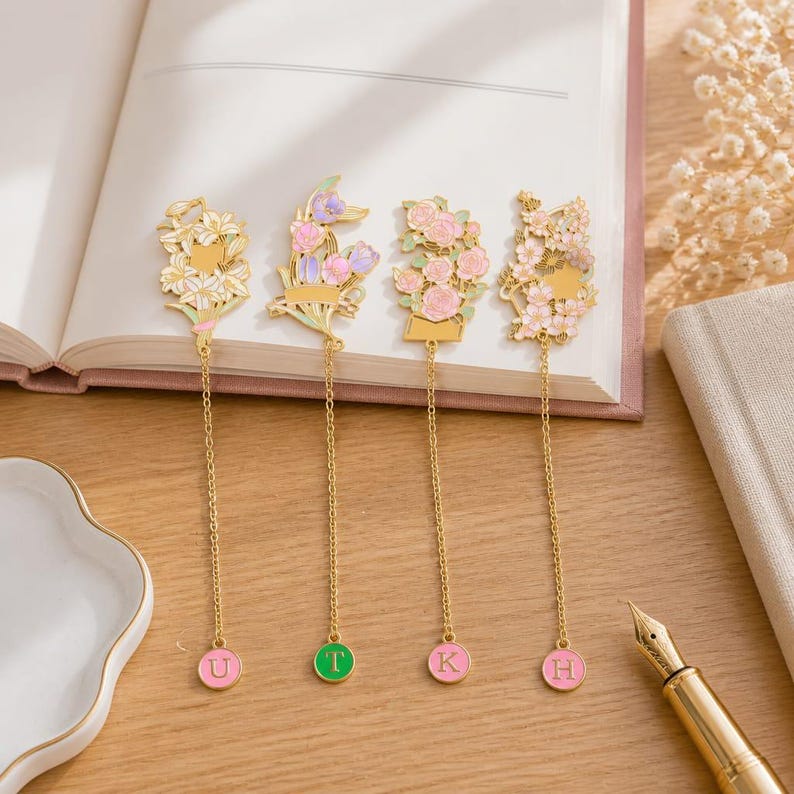 Florales Lesezeichen aus goldfarbenem Emaille mit Initialenanhänger – Lesezeichen für Bücherliebhaber