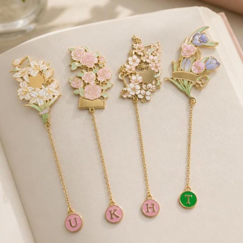 Florales Lesezeichen aus goldfarbenem Emaille mit Initialenanhänger – Lesezeichen für Bücherliebhaber