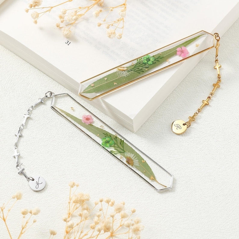 Lesezeichen aus Kunstharz mit Trockenblumen und Goldfolie, Edelstahlrahmen in Gold oder Silber, Botanisches Lesezeichen mit Kreuzkette