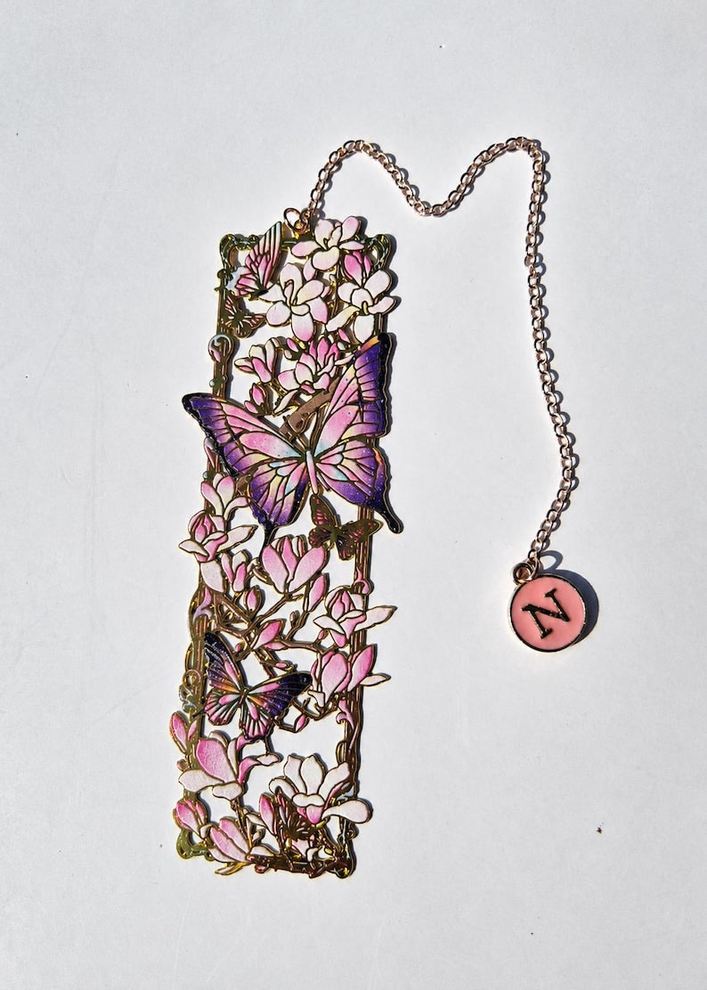 Lesezeichen aus Metall mit Schmetterlings- und Blumenmotiv, Initialenanhänger, elegantes Lesebändchen für Bücherliebhaber