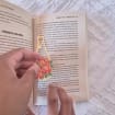 Lesezeichen aus Metall mit floralem Blumenvasen-Design und Initialen-Anhänger, wiederverwendbar für Bücher und Zeitschriften